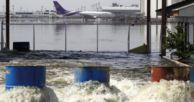 El Gobierno tailandés eleva la alerta por las inundaciones, que dejan ya 377 muertos 1319622480944