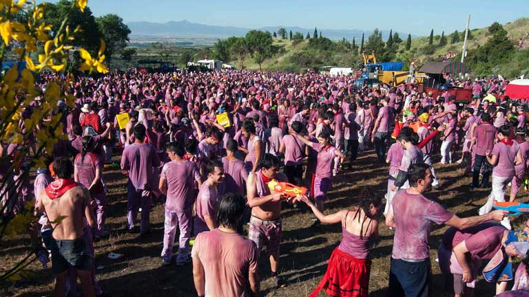 Miles de personas asisten a la Batalla del Vino de Haro, en La Rioja