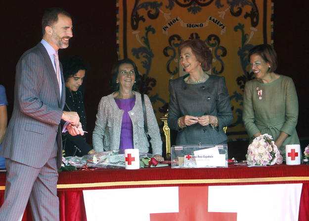 La familia real con la Cruz Roja. Día de la Banderita 2012 1349879184696