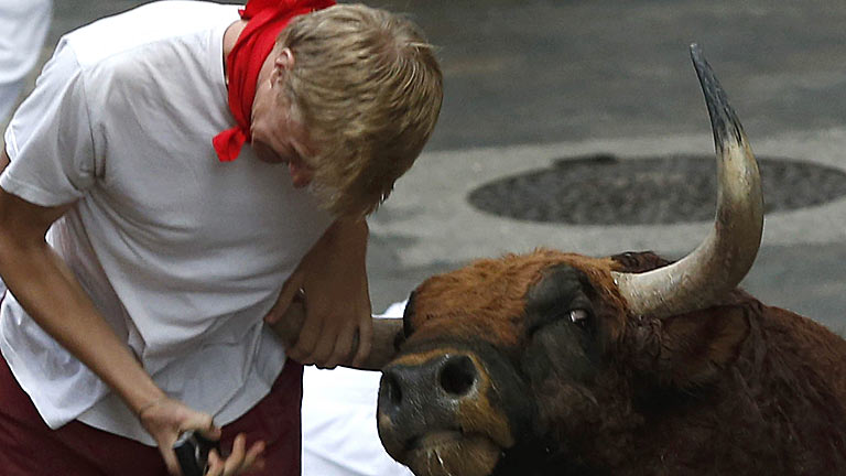 Un joven estadounidense ha sido corneado en la cuesta de Sto. Domingo en el sexto encierro de San Fermín 2013