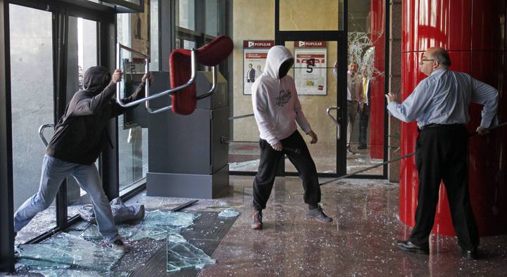 Tres detenidos y nueve heridos en la manifestación de estudiantes en Barcelona... VER FOTOGRAFIAS 1330537356080