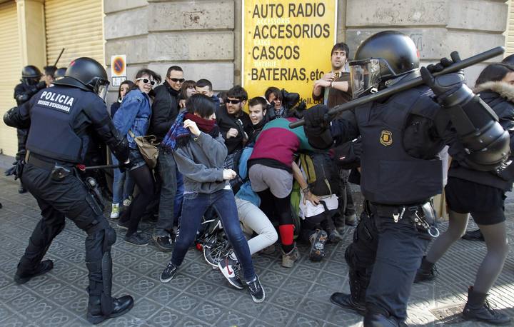 Tres detenidos y nueve heridos en la manifestación de estudiantes en Barcelona... VER FOTOGRAFIAS 1330537356406