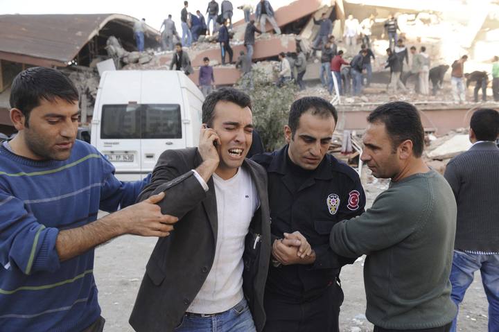 Turquía Terremoto 7,3.. se cree que hay miles de muertos - Página 2 1319376089127