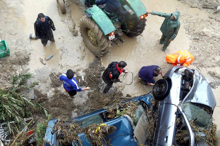 ESPAÑA 10 MUERTOS  y  MILES  de evacuados por las lluvias torrenciales en Andalucía 1348827844895