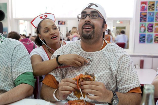  السكتة القلبية هو اسم غريب لمطعم في نيويورك  Heart Attack Grill Restaurant (15 pics) Heart_attack_grill_restaurant_640_01