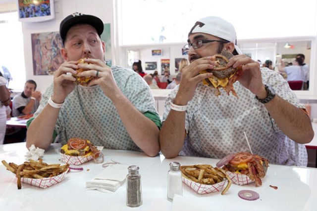  السكتة القلبية هو اسم غريب لمطعم في نيويورك  Heart Attack Grill Restaurant (15 pics) Heart_attack_grill_restaurant_640_11