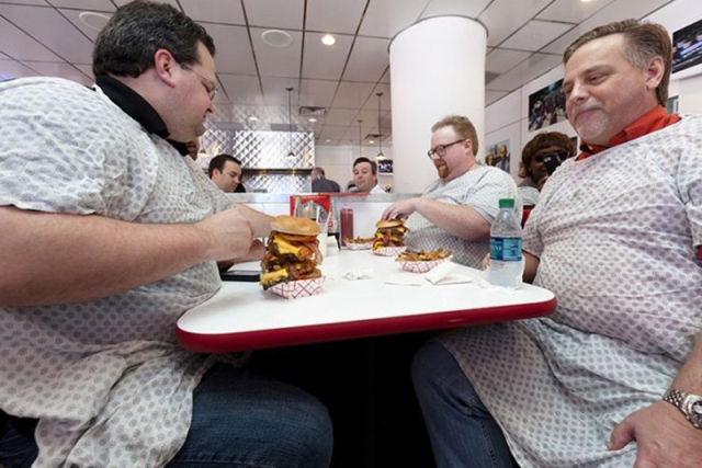  السكتة القلبية هو اسم غريب لمطعم في نيويورك  Heart Attack Grill Restaurant (15 pics) Heart_attack_grill_restaurant_640_13