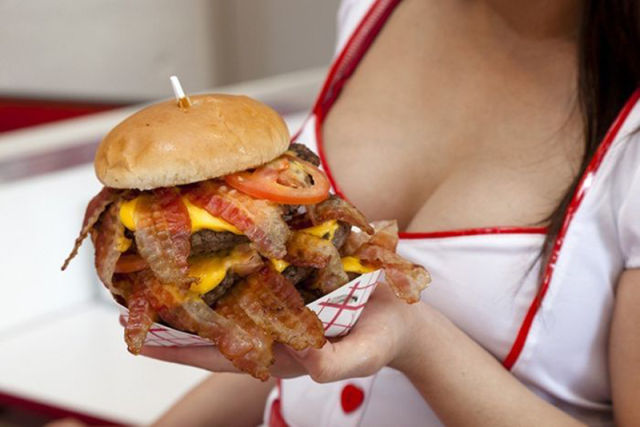  السكتة القلبية هو اسم غريب لمطعم في نيويورك  Heart Attack Grill Restaurant (15 pics) Heart_attack_grill_restaurant_640_17