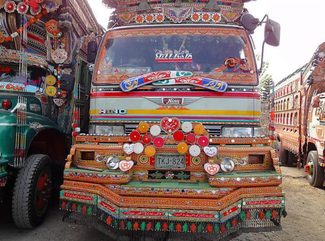 فن تزيين الشاحنات فى الهند Moving_art_in_pakistan_640_15