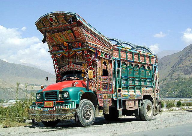 فن تزيين الشاحنات فى الهند Moving_art_in_pakistan_640_17