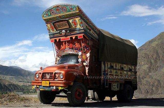 فن تزيين الشاحنات فى الهند Moving_art_in_pakistan_640_19