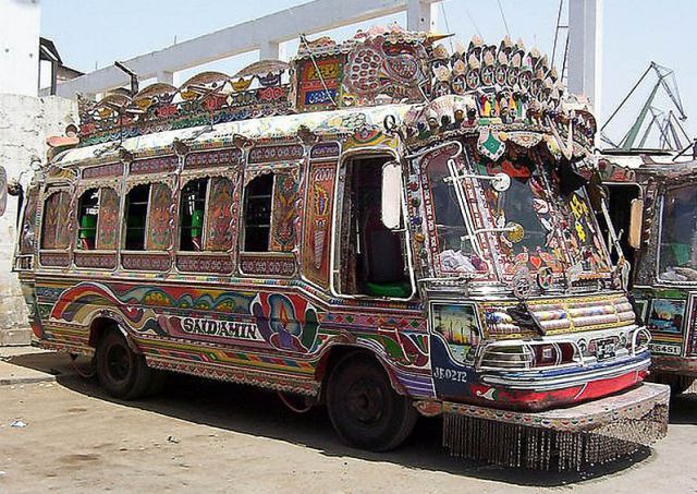 فن تزيين الشاحنات فى الهند Moving_art_in_pakistan_640_22