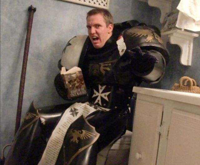 [Humour 40K] Collection d'images humoristiques - Page 30 Amazing_warhammer_40k_cosplay_suit_640_11