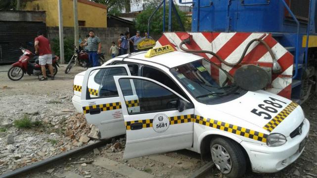 Un tren chocó a un taxi y lo arrastró más de 50 metros Tmb1_608665_20140919171134