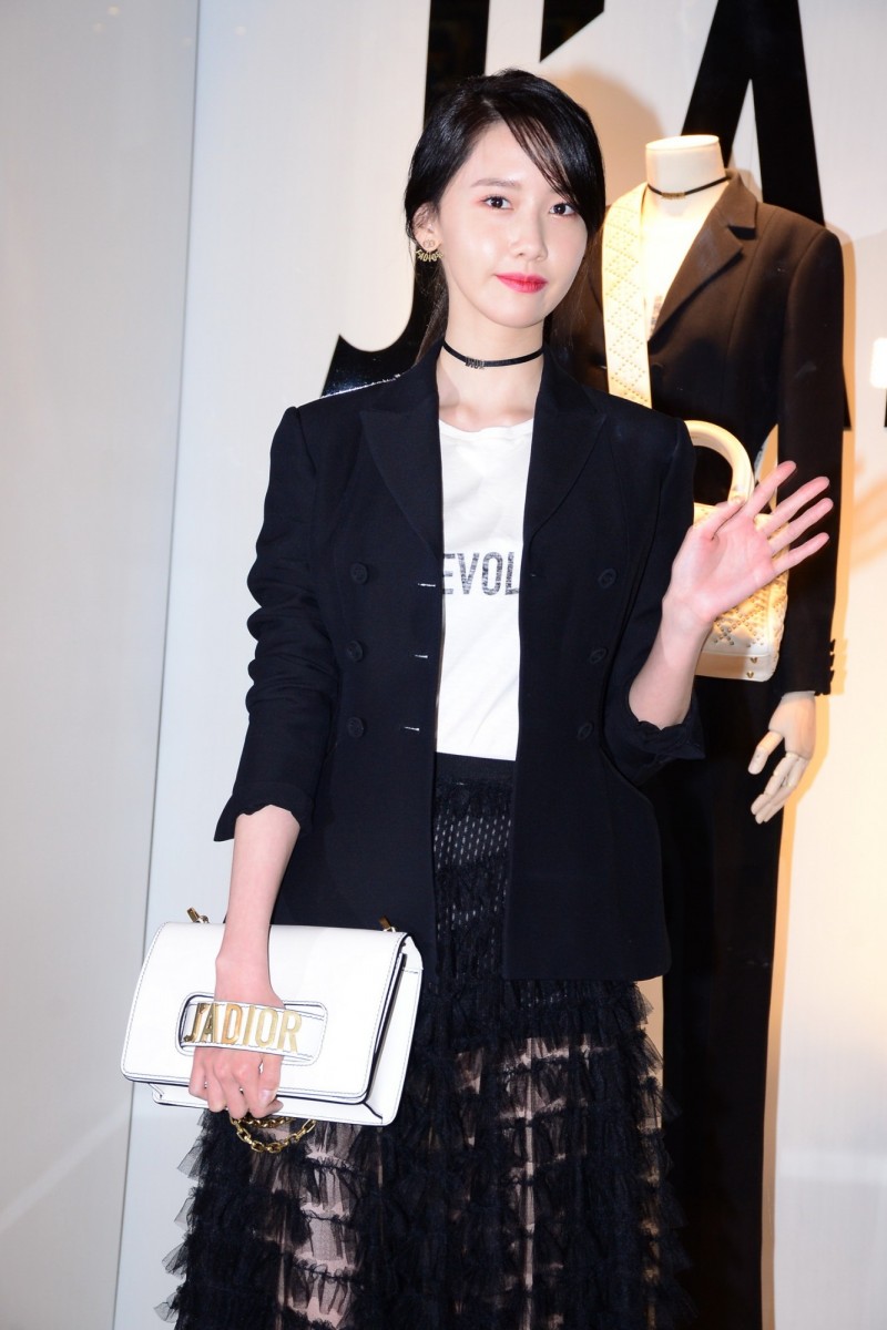 [PIC][28-02-2017] YoonA khởi hành đi Hồng Kông để tham dự sự kiện “DIOR 17S/S Landmark Pop Up Store” vào sáng nay - Page 3 PhpjbKeAc