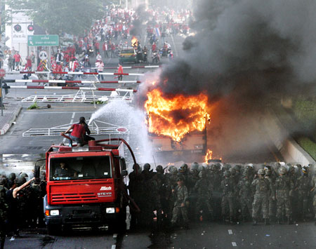 Raffore Government Crisis Riot3AP_450x350