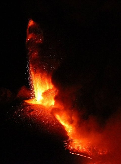 Volcán Etna entra de nuevo en Erupción. Article-1312210591606-0D41AD3A00000578-53700_479x650