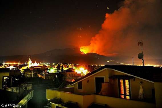 Volcán Etna entra de nuevo en Erupción. Article-1312210762723-0D41B3C100000578-645599_568x378