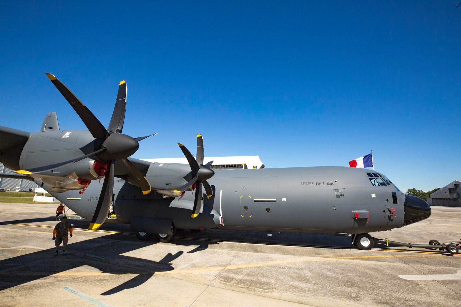  l'Escadron de Transport (ET) 2/61 «Franche-Comté» a annoncé que le premier avion de transport C-130J-30 Super Hercules destiné à l'Armée de l'Air française venait de sortir des chaînes d'assemblage Ob_4697b3_22712573-1680762701968020-804456542935