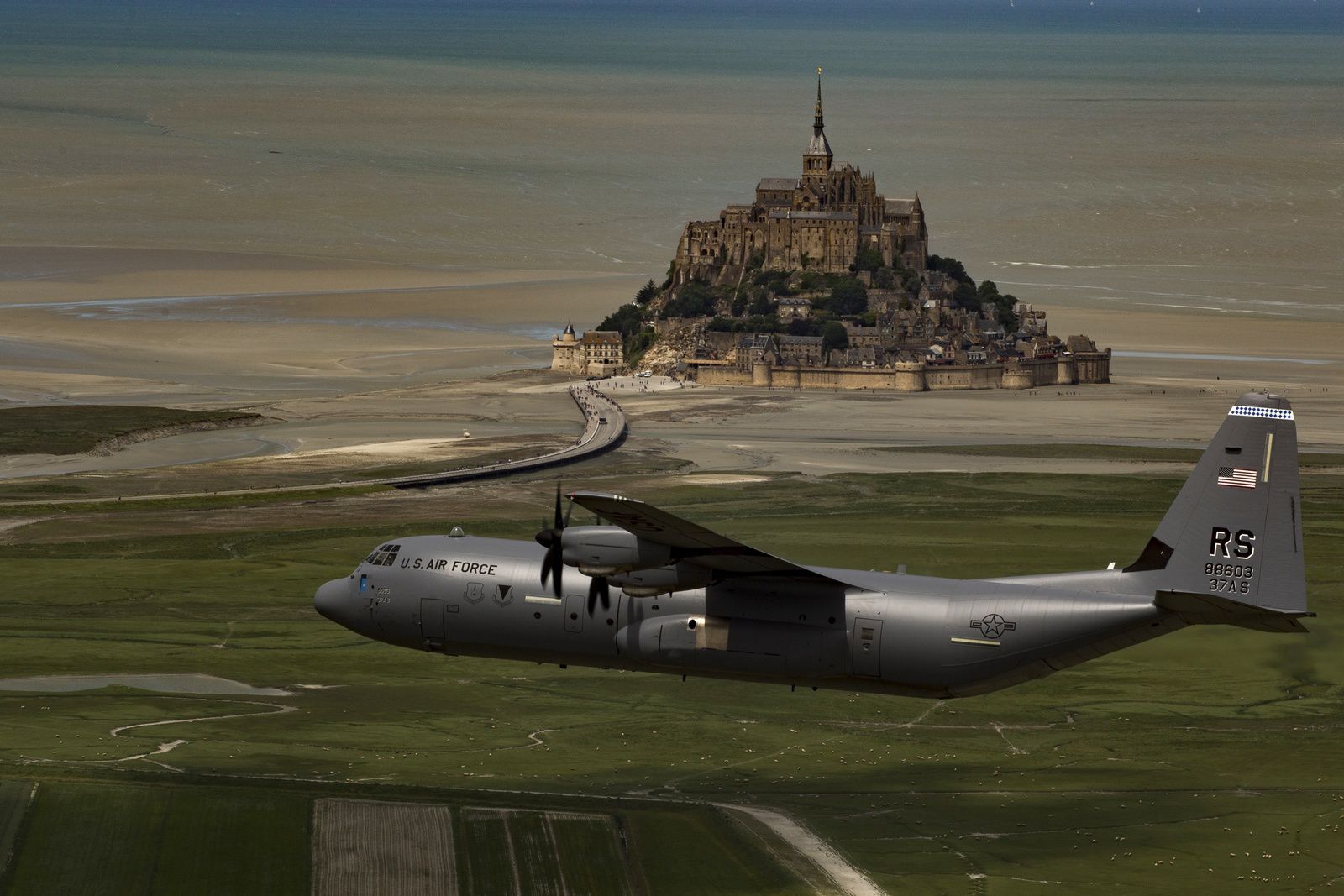  l'Escadron de Transport (ET) 2/61 «Franche-Comté» a annoncé que le premier avion de transport C-130J-30 Super Hercules destiné à l'Armée de l'Air française venait de sortir des chaînes d'assemblage Ob_acf99d_3451318