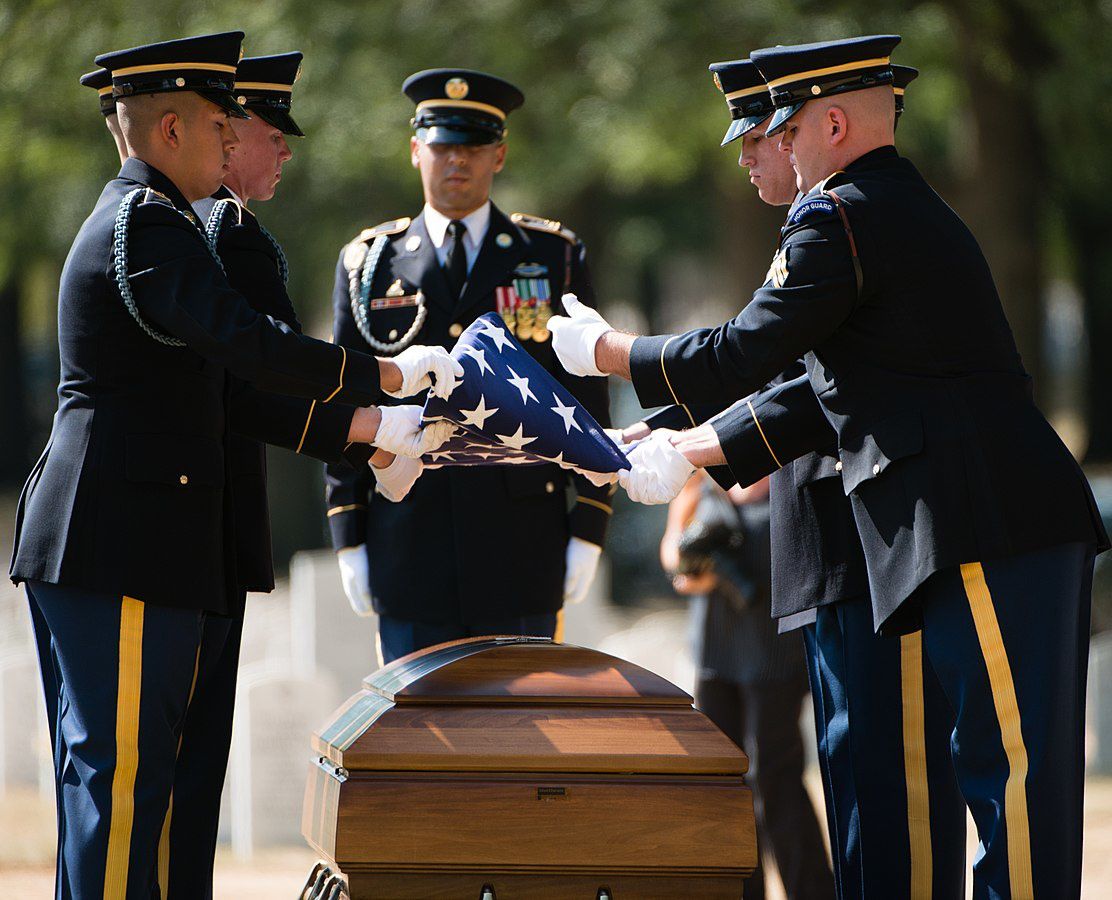 les restes de l'histoire Ob_b92269_1112px-the-graveside-service-for-u-s