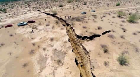1km de long, 8m de profondeur: une méga fissure apparaît au Mexique Ob_277d8d_giant-earth-crack-mexico
