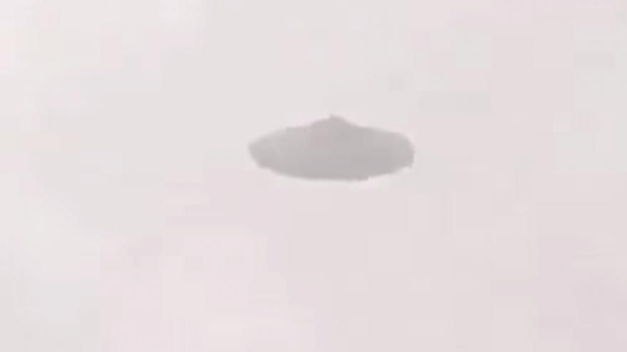 Vidéo : Il filme un OVNI qui vole à côté de son avion Ob_94c679_ovni