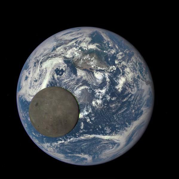 La NASA photographie la face cachée de la lune passant devant la Terre (sans trucage) Ob_2931b3_clsajekuwae9p2m