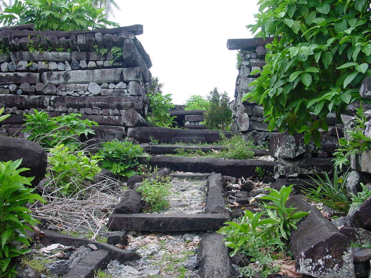 L’incroyable et impossible cité de Nan Madol… ! Ob_4b697a_nan-madol-ruins