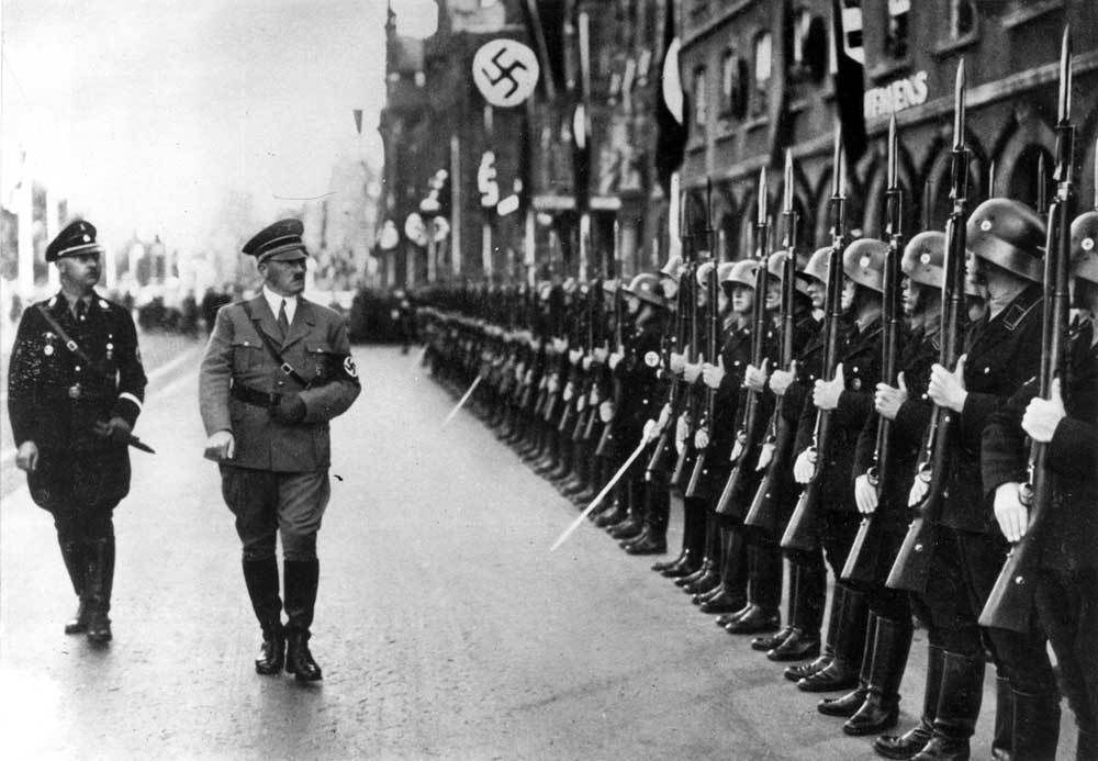 Enfin les preuves : Hitler n'est pas mort le 30 Avril 1945 à Berlin... ! Ob_88d45e_hitler-himmler-ss-1938