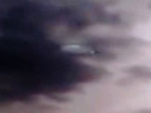 Des témoins ont filmé un mystérieux OVNI derrière les nuages à Caracas Ob_dc0fe080c9577ea6adfb33e972823058_ufo-caracas-1