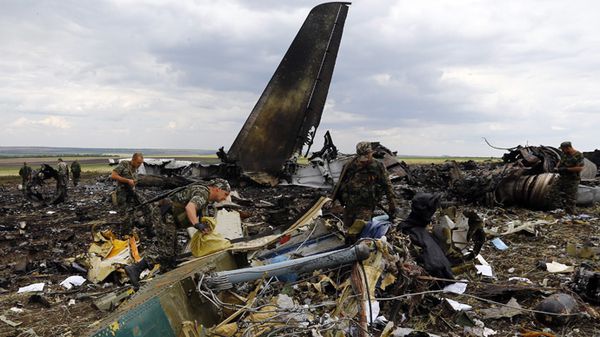 Crash du Boeing 777 : l'avion du président Poutine la cible d'un missile ukrainien ? Ob_b24f05_222ukraine-lugansk-jet-paratroopers-si