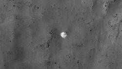 Des amateurs retrouvent la trace d'une sonde soviétique perdue sur Mars Ce-petit-point-pourrait-etre-le-parachute-de-la-sonde-sovie