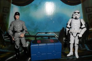 Collection n°182: janosolo kenner hasbro - Page 2 Imperial-Scanning-Crew-Stormtrooper-TK-421-and-Imperial-Tec