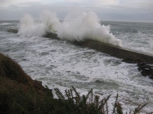 pêche depuis les jetées 363-cr_Violence-vagues_jetee_GR34-RD