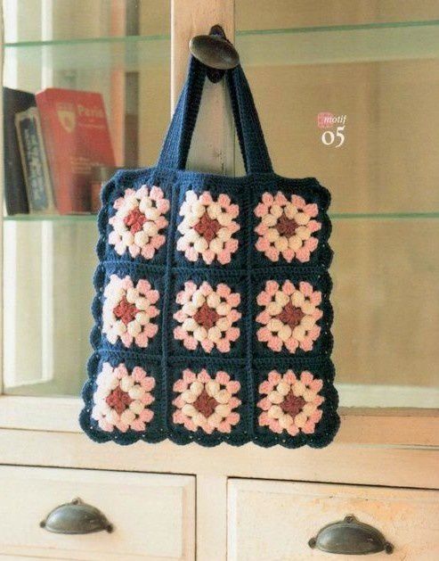 alot of wonderful bags with Patterns - كروشيه / حقائب رائعة مع البترون Sac-bleu-granny