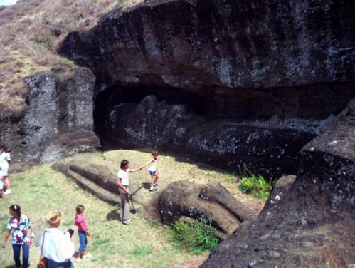 Et si les statues de l’île de Pâques s’étaient déplacées en "marchant" ? 14-1986-CARRIERE--MOAI-GEANTS-01