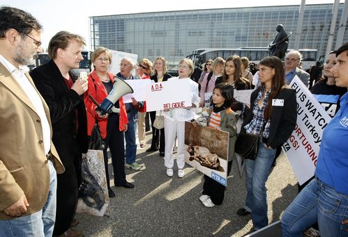 EL PARLAMENTO EUROPEO QUIERE ACABAR CON EL MALTRATO A LOS GALGOS Maniestrasbourggalgos-copie-1