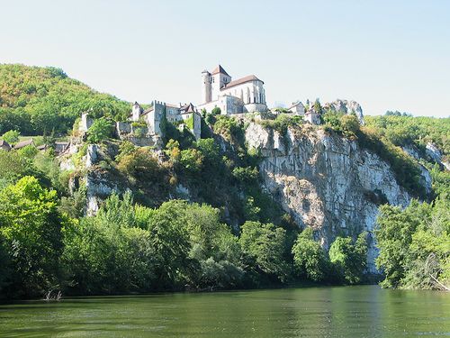 Où se trouve ce charmant village? St-Cirq-Lapopie1