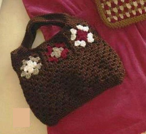 alot of wonderful bags with Patterns - كروشيه / حقائب رائعة مع البترون Sac-decore-de-3-fleurs-granny