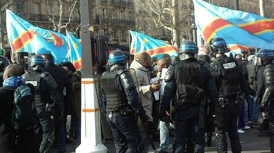  Un Congolais tabassé dans l’ambassade de la RDC à Paris - Page 2 MANIF-DE-L-AMBASSADE-RDC-X-101