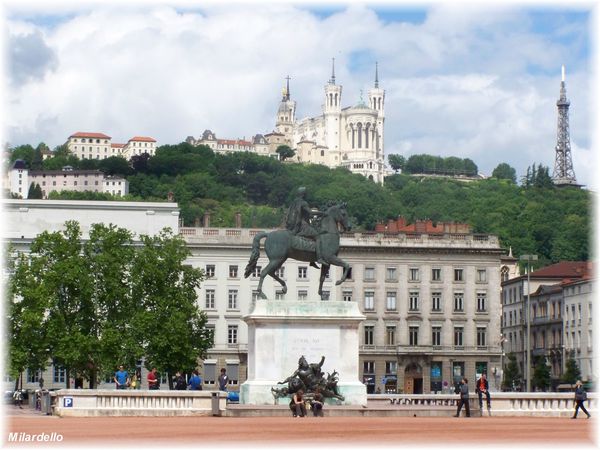  - Risques nucléaires Bugey Rm-pb-lyon-place-Bellecour--statue-louis-14