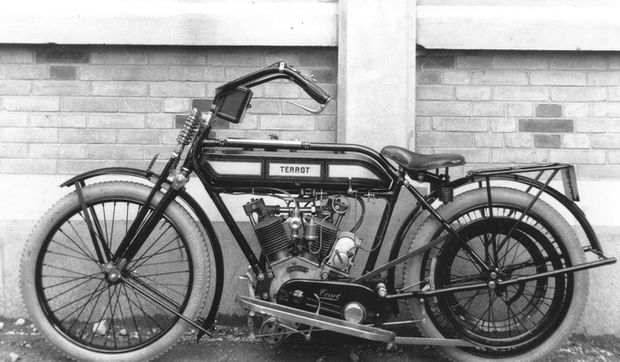 La moto dans la Première guerre 1914-1918 Terrot-bi-en-V-1914-usine-archive