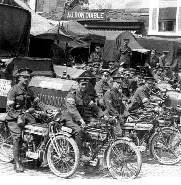 La moto dans la Première guerre 1914-1918 Triumph-groupe-by-ww2talk.com