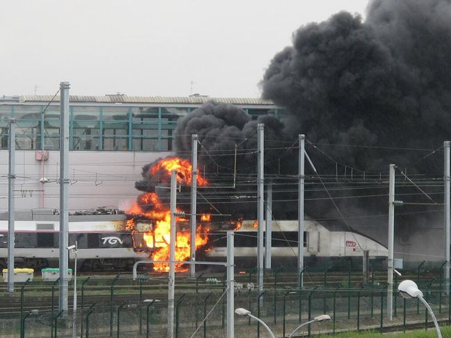 TGV/PSE en flammes  02-Incendie-TGV-PSE-LDX-30-05-2013