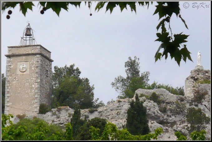 Que commémore cette tour ? Campanile-Tour-horloge-Eygalieres