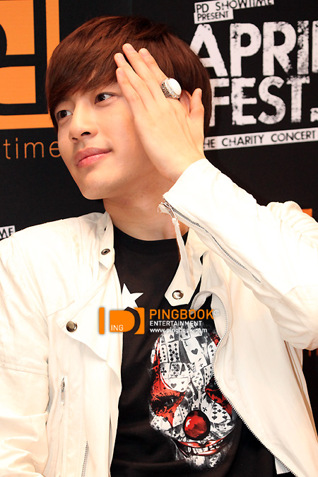 [บทสัมภาษณ์] SE7EN ให้สัมภาษณ์สื่อมวลชนไทย หลังเข้าร่วมงาน PD โชว์ไทม์ 'APRIL FEST. THE CHARITY CONCERT' 19