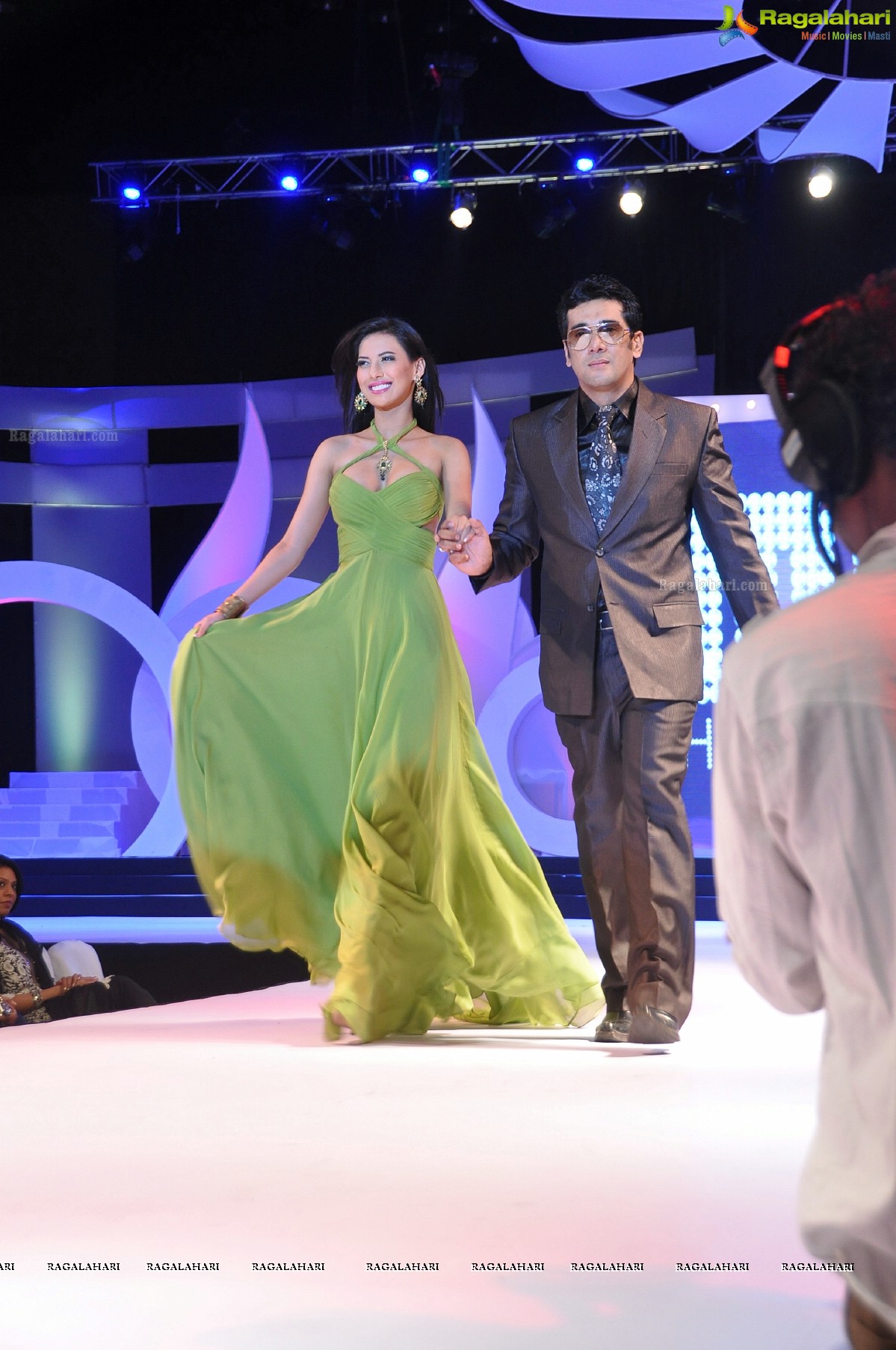 Rochelle Maria Rao (India 2012)  - Page 15 Miss-hyderabad-2012-grand-finale266