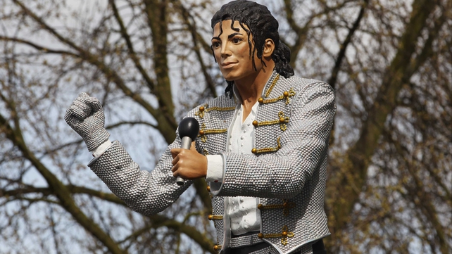 Fulham to remove Michael Jackson statue 0007e328-642