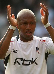     (  ) Bolton_v_Sunderland_El_HadjiDiouf_celeb_fina_842297